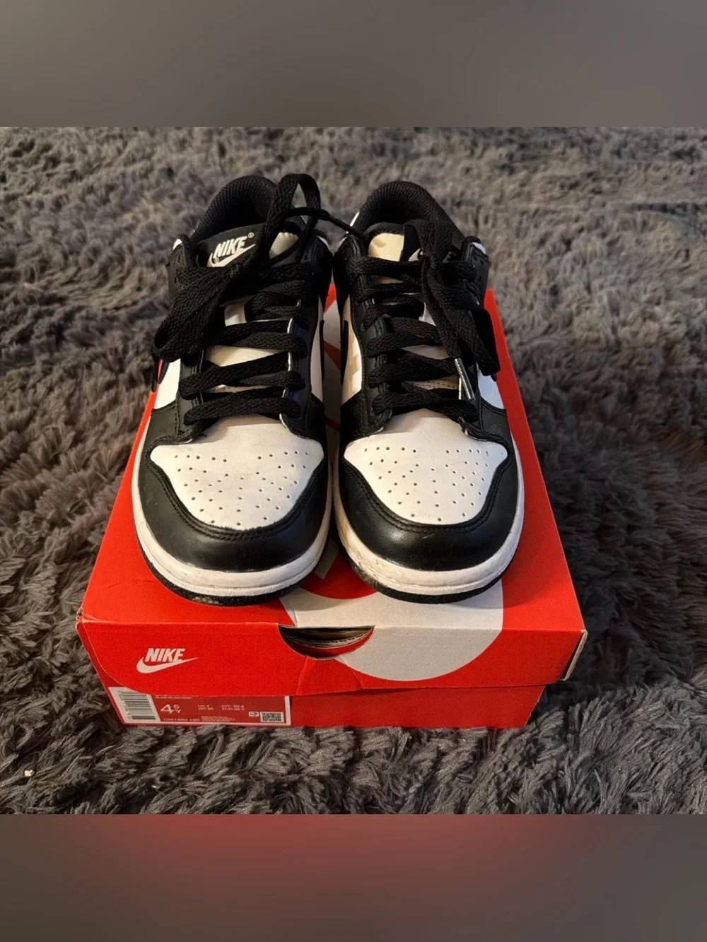 Nike Men’s Black and White Low-Top Sneakers